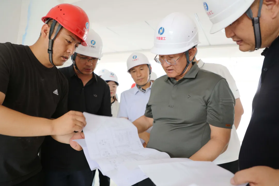 集團(tuán)公司黨委書(shū)記 董事長(zhǎng)徐軍調(diào)研建工集團(tuán)辦公大樓優(yōu)化改造項(xiàng)目