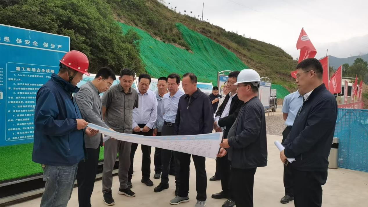 自治區(qū)人大常委會(huì)調(diào)研組深入隆德縣邊莊水庫(kù)項(xiàng)目開(kāi)展專(zhuān)題調(diào)研