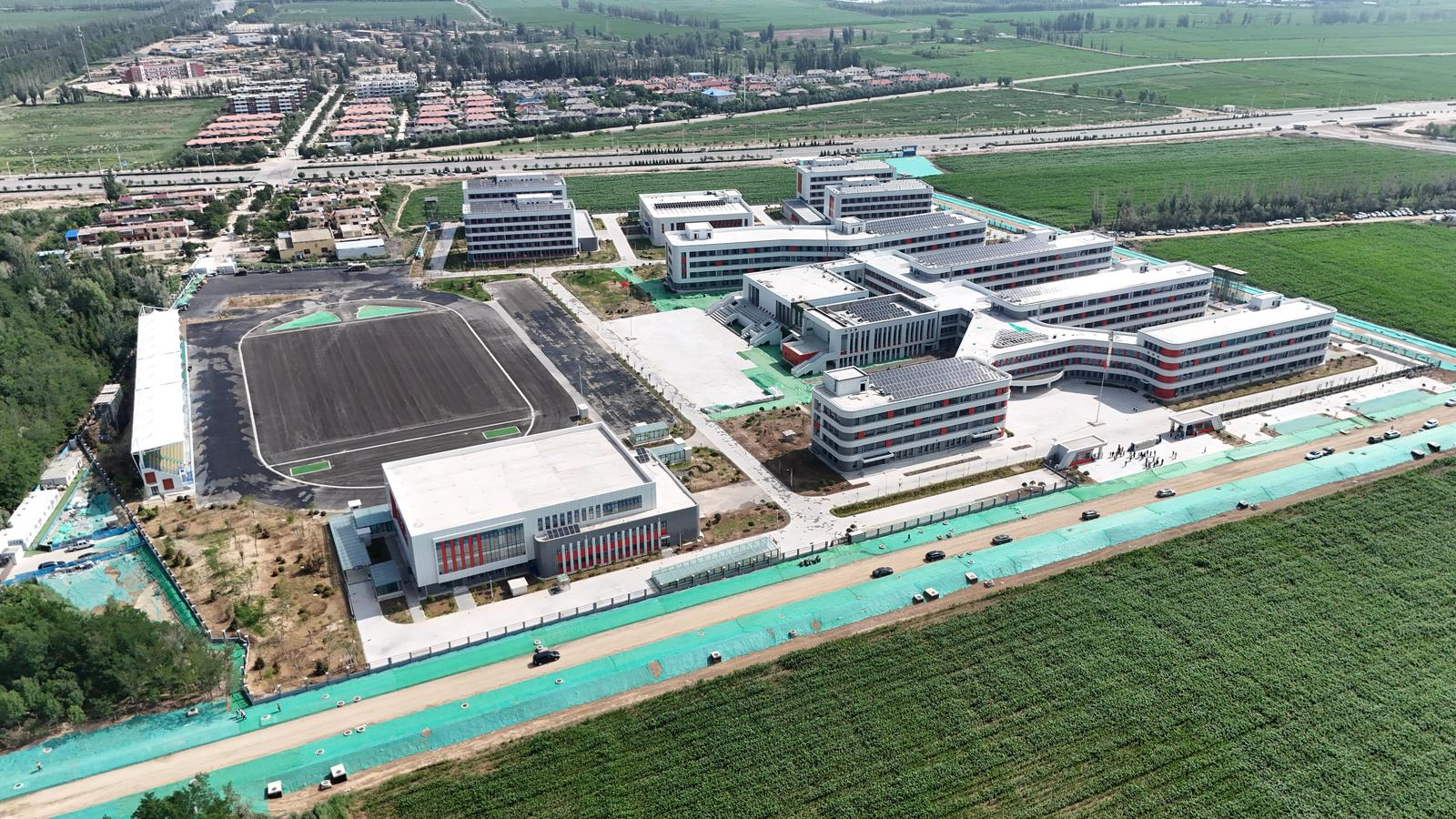 閱海灣高級(jí)中學(xué)11個(gè)月竣工記